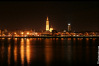 De skyline van Antwerpen 's avonds.