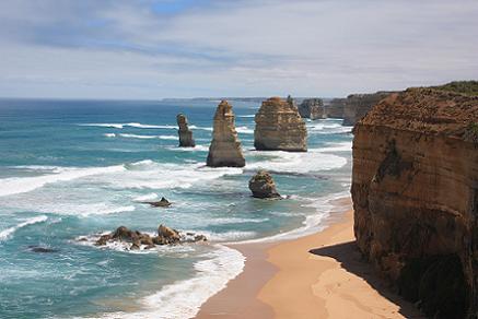 De Twaalf Apostelen: een bizarre rotsformatie bij Great Ocean Road, Australie