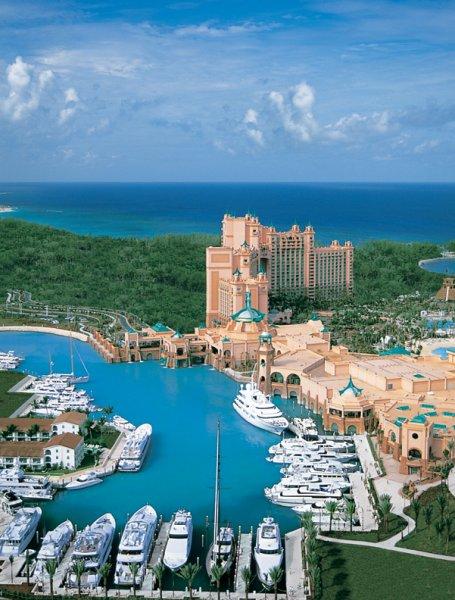 De zee en de zon uit de vlag en de relaxte sfeer hebben van de Bahamas een hotspot voor de rich and famous gemaakt.