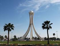 The Pearl Roundabout consists of 6 arms representing the brotherly GCC countries of Bahrain, Kuwait, Saudi Arabia, Qatar, UAE and Oman, which are adorned with a huge pearl, stating Bahrain as the pearl of the gulf.