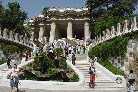 Parc Guell, dat op de werelderfgoedlijst van de UNESCO staat,is de kleurrijkste creatie van Gaud?.