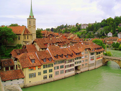 De stad Bern ligt in een bocht van de rivier de Aare, welke dwars door het oude centrum van Bern loopt.