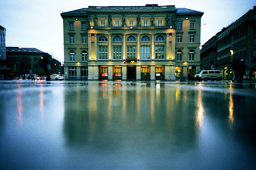 De Bundesplatz ligt midden in het compacte en gezellige centrum van Bern.