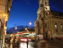 In de avond geeft de ouderwetse verlichting een heel sfeervol en warm straatbeeld van Bern.