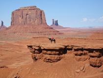 Monument valley, een indiaan te paard