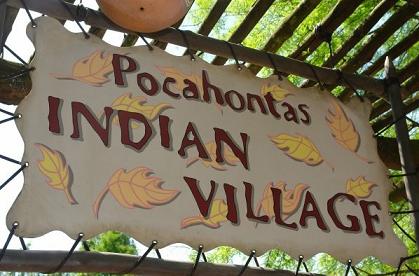 De kleintjes kunnen naar hartenlust spelen in Pocahontas Indian Village.