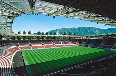 Aan de prachtige straat Route des Jeunes ligt het welbekende Stade de Genve, normaliter de thuishaven van het Zwitserse FC Servette Genve. Het stadion heeft een capaciteit van zo’n 30.000 zitplaatsen, allen overdekt.