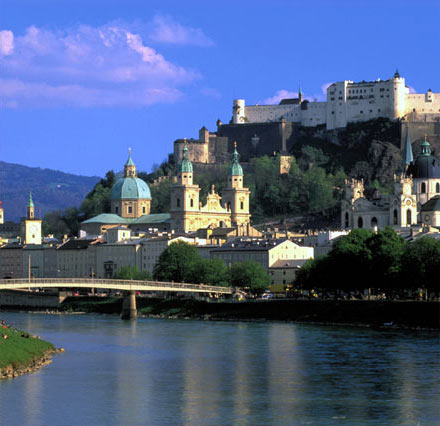 Salzburg is een stad met een oude stijl en er zijn vele kerken en kastelen te vinden.