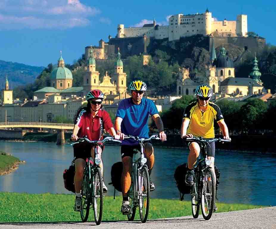 Er is een groot aanbod aan fietsvakanties naar o.a. Nederland, Belgie, Luxemburg, Spanje, Frankrijk, Portugal, Duitsland en Italie