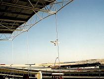 Voor de start van de Grand Prix van Bahrein vliegen er twee Gulf Air vliegtuigen laag over het circuit, Manamah 2005