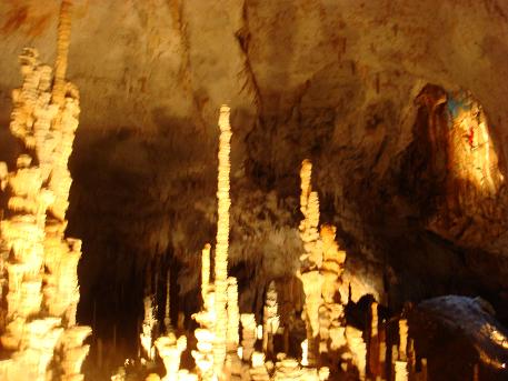 In de Ardeche zijn er diverse grotten. De bekendste zijn Aven d'Orgnac, Grootes de Saint-Michel en Grotte Chavet Pont d'Arc. L'Aven d'Orgnac is een druipsteengrot bij Orgnac-l'Aven, Frankrijk