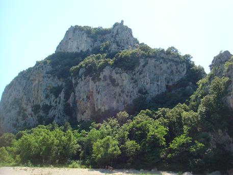 Les Gorges de l'Ardeche is een kloof langs de Ardeche in de oude provincie Vivarais. Het kloofdal heeft enorme rotsformaties van kalksteen uitgesleten door de rivier de Ardeche.