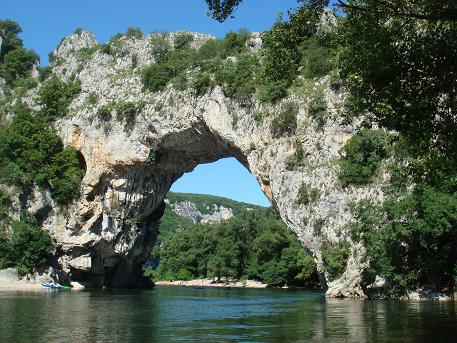 In de omgeving van Ruoms ligt een klein natuurwonden: de Pont d'Arc. Een door natuurkrachten gevormde brug over de rivier Ardeche.