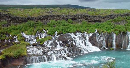 De Hraunfossar (lavawatervallen) in de Hvt (Witte rivier) in het westen van IJsland is een hele bijzondere reeks van watervallen. Over een afstand van meer dan 900 meter lijken vele waterstroompjes vanuit de muur van het lavaveld Hallmundarhraun in de rivier te stromen. Dit lavaveld ontstond door een uitbarsting van een vulkaan die nu onder de Langjkull gletsjer ligt.