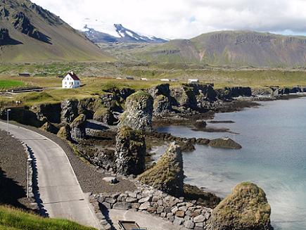 Arnarstapi is een voormalig vissersplaatsje op IJsland aan de zuidkust van het Snfellsnes schiereiland in de regio Vesturland. Arnarstapi ligt aan de voet van de Stapafell-berg en heeft een heel klein haventje. Rond Arnarstapi zijn veel kloven en spleten aan de kust te vinden, evenals bizarre basaltformaties. De bekendste daarvan is Gatklettur, een rots van basalt met een groot gat erin zodat het een boog geworden is. Er nestelen veel zeevogels op de rotspartijen en op de grasvlakten aan de kust.