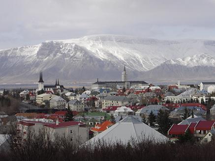 De hoofdstad Reykjavik ligt aan de zuidwestkust en is 's werelds meest noordelijke hoofdstad. Reykjavik is een prettige stad met een compact centrum.