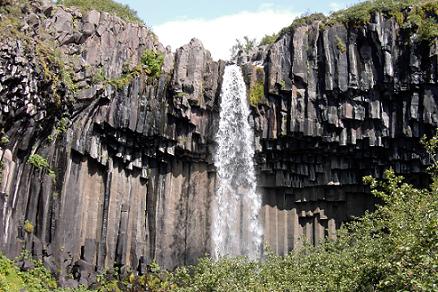 De Svartifoss (Zwarte waterval) is een waterval in het Nationale Park Skaftafell in het zuiden van IJsland. De kolommen van zwart basalt zijn ontstaan doordat lava zeer langzaam is afgekoeld waardoor het gesmolten gesteente is gekristalliseerd. Deze kolommen hebben IJslandse architecten, zoals Gujn Samelsson, bij hun ontwerpen genspireerd, bijvoorbeeld bij het Nationale Theatergebouw en de Hallgrmskirkja kerk in Reykjavik en de markante kerk in Akureyri.