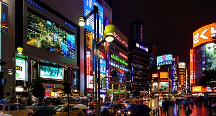 Hoofdstad Tokio is een bruisende metropool met hoge kantoorgebouwen, knipperende neonlichten, een groot metronetwerk en een enorme hoeveelheid winkels en uitgaansgelegenheden.