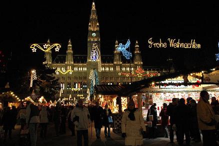 In Nederland zijn de kerstmarkten in Duitse stijl nu natuurlijk ook binnengedrongen, maar ze kunnen niet tippen aan de ontspannen sfeer en het pure genot van de markten in Wenen.