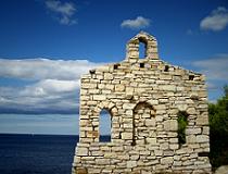 Een mooi kapelletje in Kroatie, met uitzicht over zee