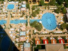 Rond Wynn Las Vegas ligt ook een aantal zwembaden. Bij de jongeren van Beverly Hills is het hotel in trek gezien de partys met super DJs die in de weekenden 