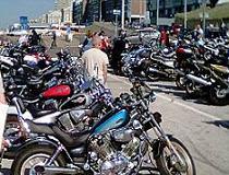 De boulevard van Scheveningen op een drukke zomerse dag.