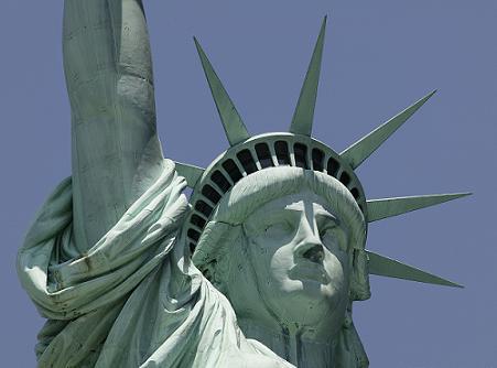 Het Vrijheidsbeeld is een standbeeld in de haven van New York. Het staat symbool voor het welkom heten van iedereen: terugkerende Amerikanen, gasten en immigranten. Het 46 meter hoge beeld (93 meter als de sokkel wordt meegerekend) met een gewicht van 225 ton was een geschenk van Frankrijk.