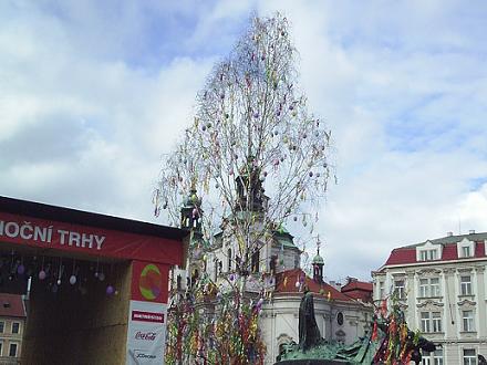 De paasmarkt op het Oude Stadsplein en het Wenceslasplein vindt al honderden jaren plaats en wordt begeleid door een rijk cultureel programma waaraan folklore ensambles uit heel het land deelnemen. Tijdens de paasmarkten zijn er volkstradities en oude ambachten, zoals het vlechten van paasstokken (roeden van wilgentakjes), glasblazen, houtsnijden, kantklossen.