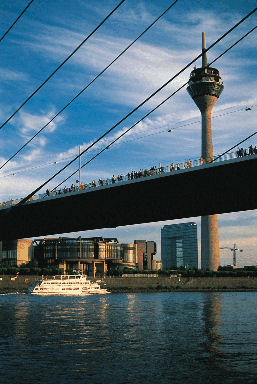 Dusseldorf stedentrips | Voor het maken van een stedentrip is D�sseldorf al vele jaren een populaire bestemming en dat is niet voor niets! D�sseldorf, al jaren een belangrijke internationale handelsstad, is een moderne metropool, een stad die bruist van leven en activiteit.