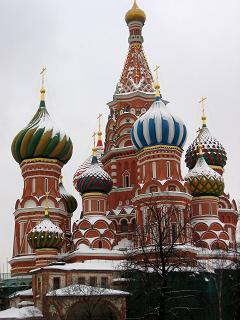 Moskou stedentrips | Moskou spreekt tot de verbeelding. Kom je voor de eerste keer in de Russische hoofdstad, die tien miljoen inwoners telt, dan zal je eerste indruk er ��n zijn van brede straten met stenen blokken. De duistere Sovjetgebouwen doen voor de westerse toerist waarschijnlijk bevreemdend aan. Toch schuilt er achter deze stad meer dan je zult vermoeden. Moskou is zo groot dat je er gerust langere tijd kunt vertoeven, zonder je te vervelen. Er is gewoon teveel te zien!