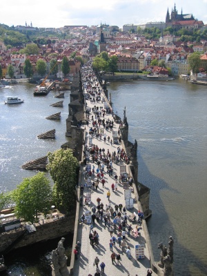 Praag stedentrips | Bezoek eens de Gouden stad Praag! Deze sfeervolle schatkamer van Europa is gelegen aan de rivier de Moldau en biedt een onvergetelijk schone aanblik. Het is de plaats waar verschillende culturen hun oorsprong hebben. Daardoor heeft deze veelzijdige stad veel interessante bezienswaardigheden te bieden en is het ��n van de mooiste en oudste steden van de wereld.