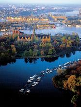 Stockholm stedentrips | Stockholm - het Venetië van het noorden! Niet voor niets wordt Stockholm zo genoemd. Stockholm is namelijk gebouwd op 14 eilanden, die door fraaie bruggen met elkaar verbonden zijn. In de stad vindt U tevens vele mooie parken. Het water is door de gehele stad zo schoon dat de vissen zelfs midden in de stad zwemmen.