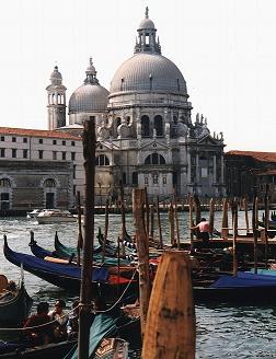 Venetie stedentrips | Wie heeft er nog niet gehoord van Veneti�, de stad in het water, de stad zonder wielen? De romantische stad bij uitstek, gebouwd op 120 eilandjes, en verbonden door 150 kanaaltjes, fascineert al eeuwenlang. Verlaat de toeristen op het San Marcoplein en de Rialtobrug en ontdek het labyrint van kleine stadsdelen.