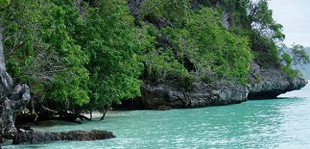 Koh Phi Phi staat bekend als een sprookje; de lange witte stranden worden omgeven door een turquoise zee met knalgroene rotsen.