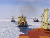 In maritieme termen is een konvooi een grote groep schepen die (dicht)bij elkaar varen. Deze schepen kiezen positie achter de ijsbreker om naar Station McMurdo te komen.