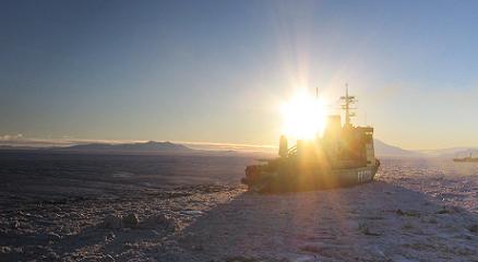 Een ijsbreker helpt bij het verlaten van Station McMurdo Station, Antarctica.
