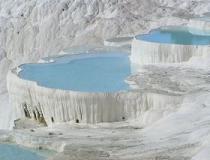 Pamukkale betekent in het Turks kasteel van katoen en is een natuurfenomeen in Turkije. Pamukkale ligt ten noorden van Denizli in Turkije.