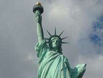 Het Vrijheidsbeeld is een standbeeld in de haven van New York. Het staat symbool voor het welkom heten van iedereen: terugkerende Amerikanen, gasten en immigranten.