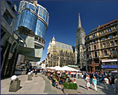 Het Haas-Haus is omstreden door het grote contrast met de historische dom er tegenover.