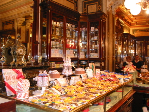 In de Kohlmarkt vinden we n van de bekende en drukste koffiehuizen van Wenen: Demel. Menige stadsgids loopt hier met z’n groepje toeristen naar binnen om te kijken hoe de patisseries hun bijzondere gebak maken achter een glazen wand.