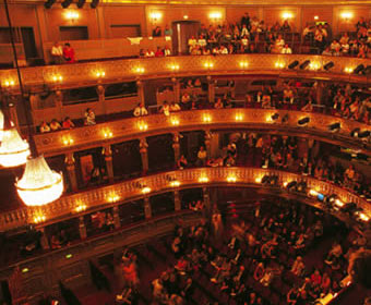Het Burgtheater is een bezoek meer dan waard, ook buiten voorstellingsdagen, vanwege de prachtige buitenkant en de inrichting. Bovendien is dit theater een stuk goedkoper dan de Bundestheater, maar zeker niet minder mooi.