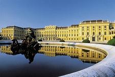 Het zomerpaleis Schloss Schnbrunn van de Habsburgers is zonder twijfel n van de hoogtepunten van Wenen. Het paleis ligt een paar metrohaltes uit het centrum.