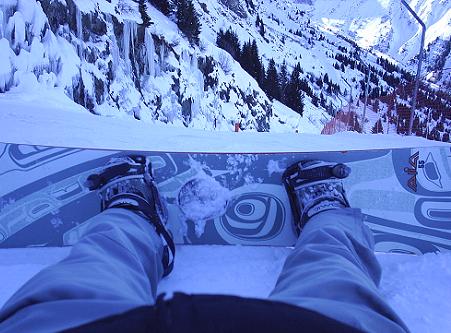 Snowboarden op een piste in Alpe d'Huez, Frankrijk