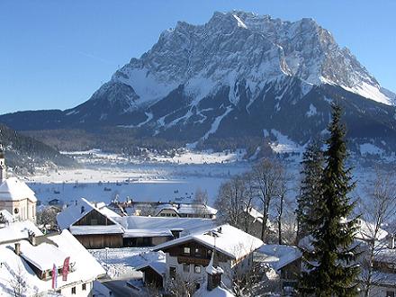 De Zugspitze gezien vanaf Lermoos, Oostenrijk.