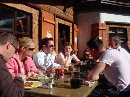 Lekker met z'n allen in het zonnetje eten op het terras. Pauze in Saalbach, Oostenrijk