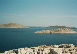Het eiland Murter met de haven Marina Hramina ligt midden in het centrum van de Dalmatische kust.