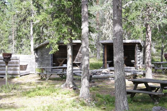 Langs het pad liggen op verschillende plekken hutjes met barbecue, die gratis voor gebruik zijn.