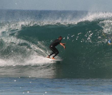 De Algarve en met name het westelijke gedeelte met de plaatsen Cabo de San Vicente, Tonel, Sagres en Carrapateira zijn perfecte surf lokaties, waar het hele jaar door vele surfers uit heel Europa te vinden zijn. Er is altijd wel een spot met goede golven in de omgeving te vinden. Buiten deze plaatsen in het westen van de Algarve kun je ook surfen in bijvoorbeeld Portimao en Alvor. Hier en in bovengenoemde plaatsen zijn verschillende surfscholen om deze fantastische sport te leren of om je techniek te verbeteren.