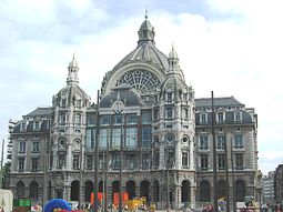 Station Antwerpen-Centraal wordt door de Antwerpenaren ook wel de Middenstatie of de Spoorwegkathedraal genoemd.