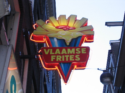 Een zakje echte vlaamse frites kan niet ontbreken bij een bezoek aan Antwerpen.